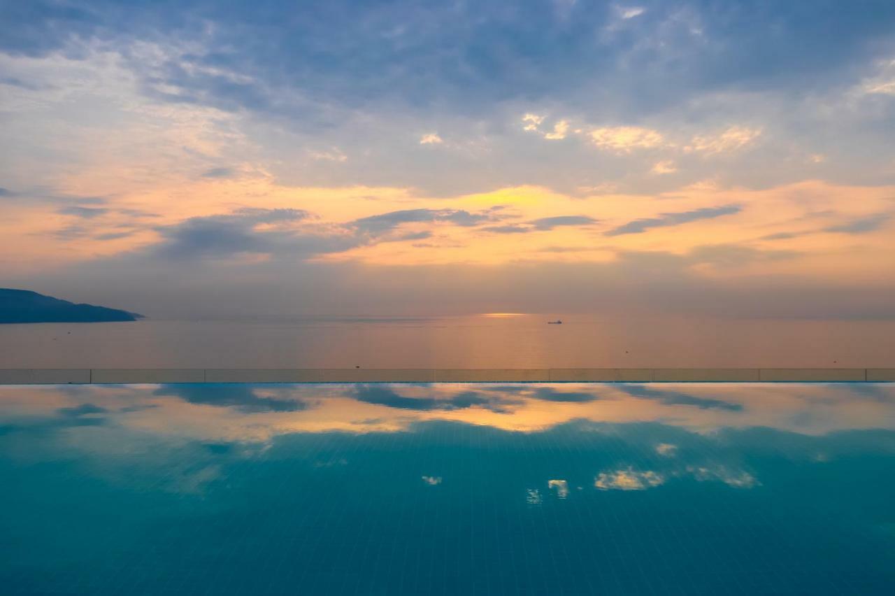 Tms Hotel Da Nang Beach Exterior photo Sunset over the Gulf of Akdeniz
